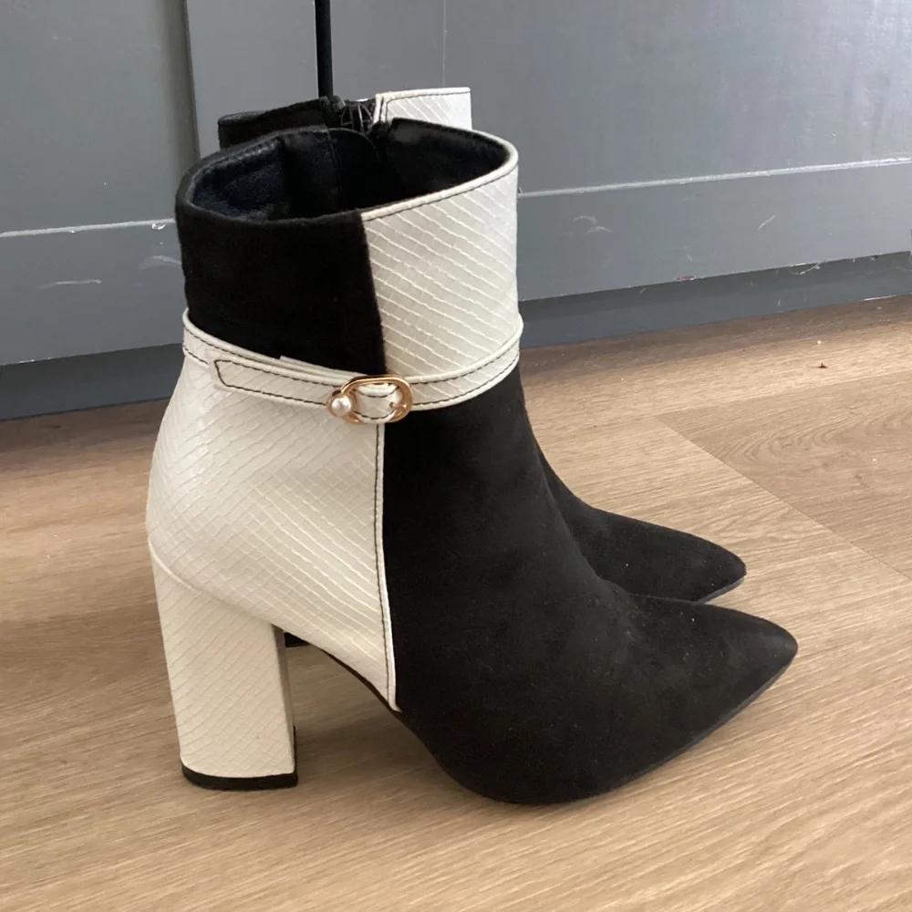 Women's Black and White Ankle Boots Pearl Embellishments Sz 6 Worn 1x